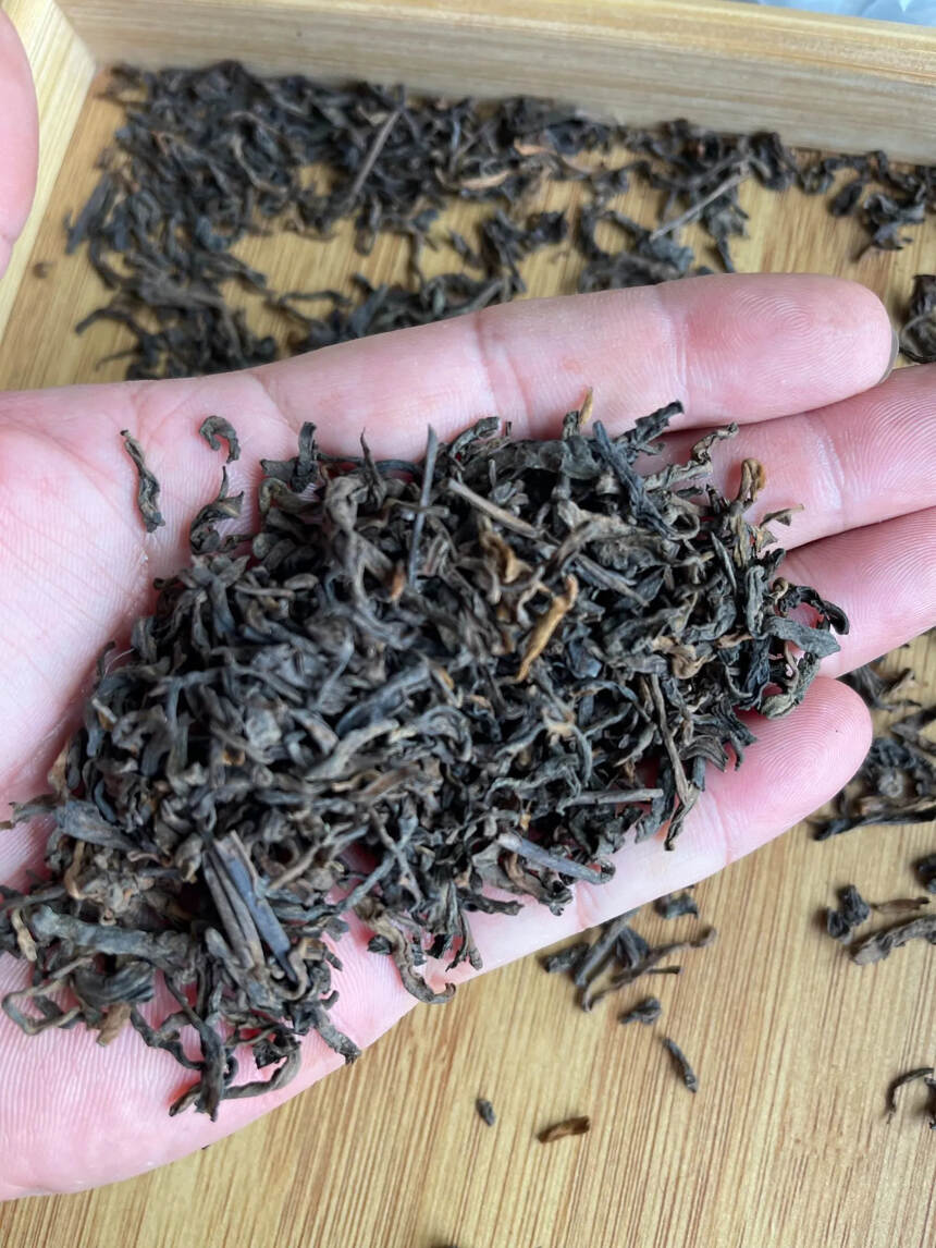 80年代老熟茶散茶，勐海古树料。焦糖香，糯感厚足，陈