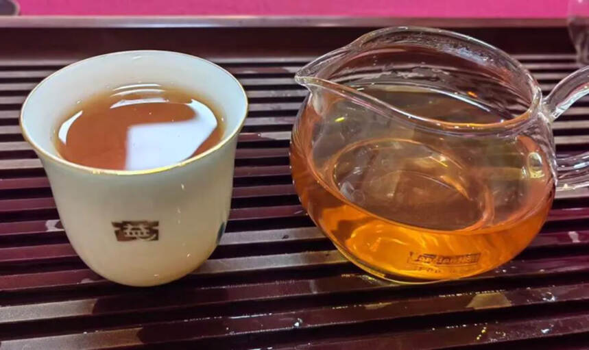 2004年南峤茶厂401批孔雀饼茶
孔雀在普洱茶界有