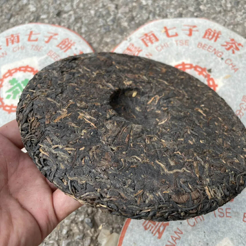 80年代绿印石头饼生茶
因为压的铁故名石头饼。
勐海