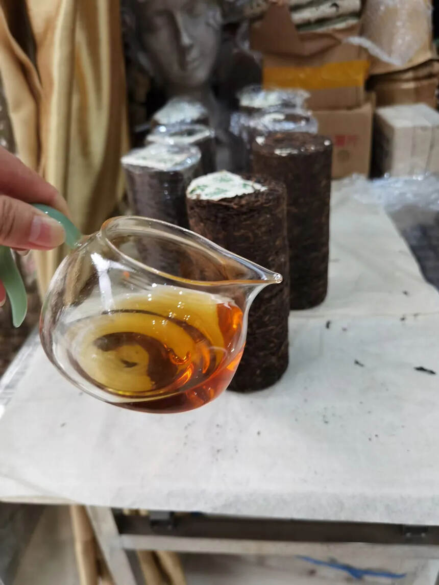 04年班章古树龙柱

早期茶商私人订制一批收藏级龙柱