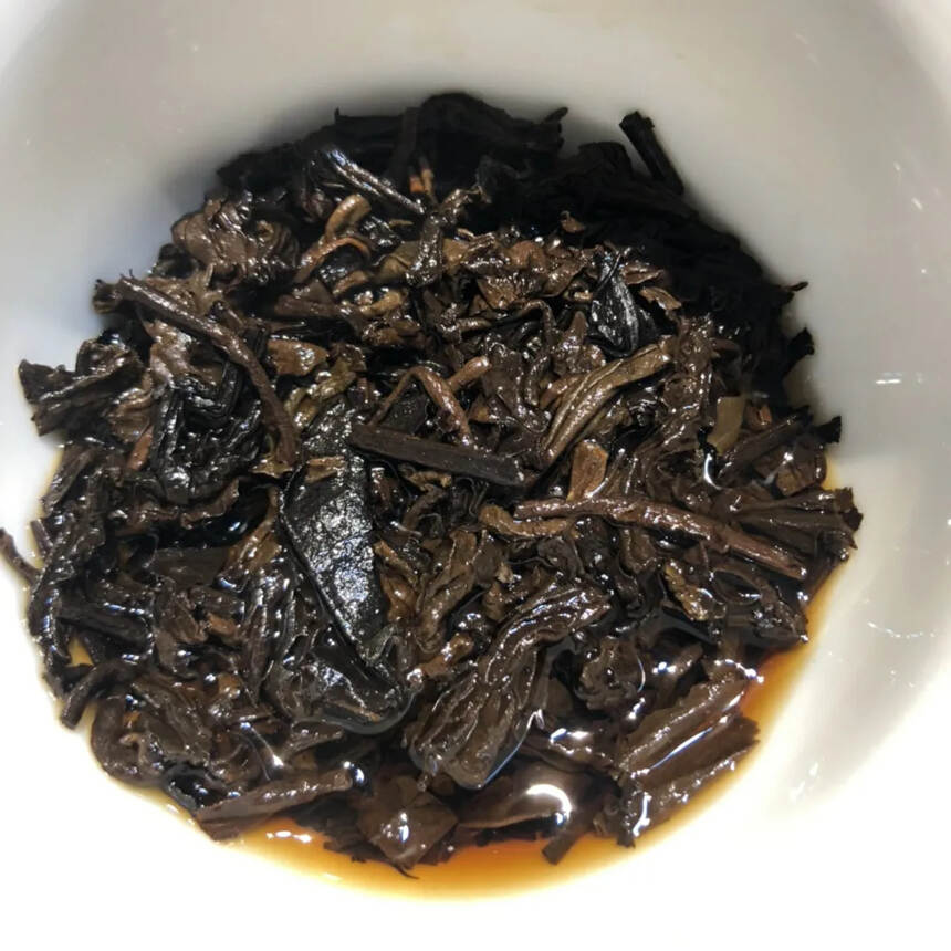 2005年春海茶砖
纯料1000克古树茶砖
市场已经