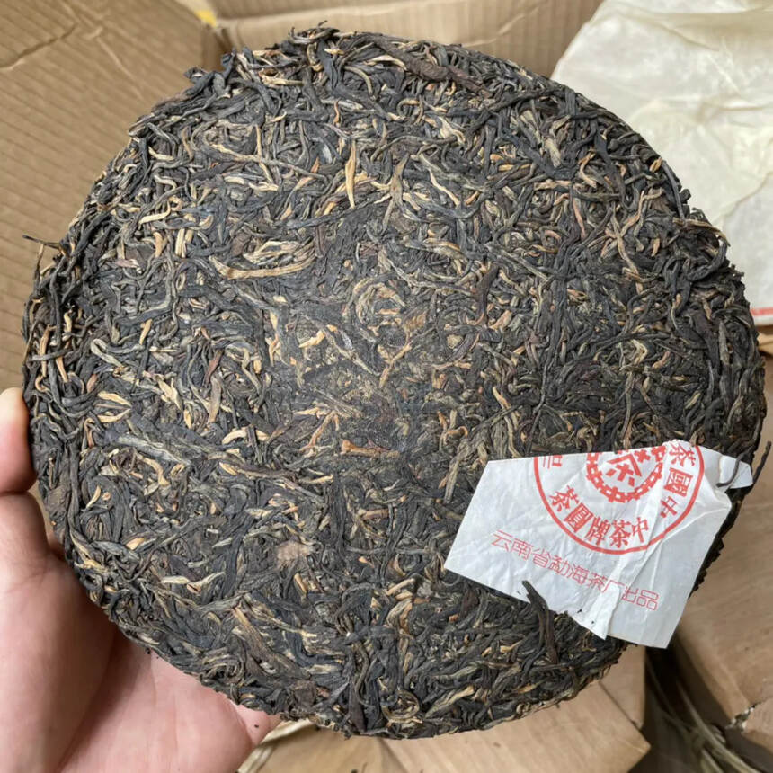 2002年大红印
勐海茶厂出品简体厂
特厚棉纸，纯干