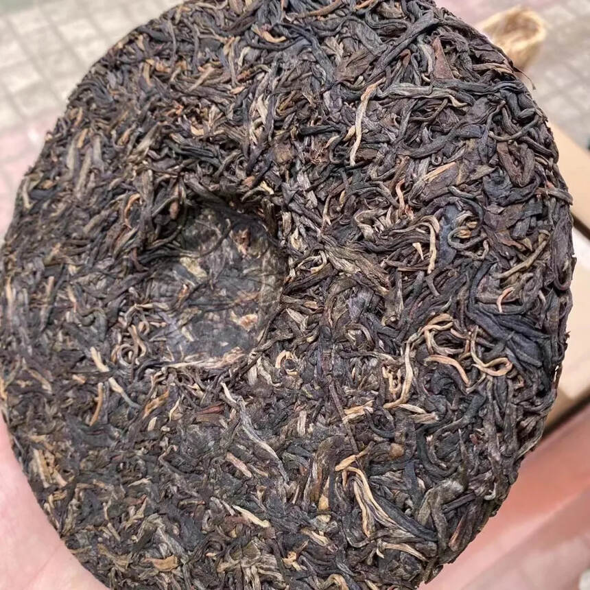 02年易武瑞荣号，选用古树茶料压制。点赞评论送茶样品