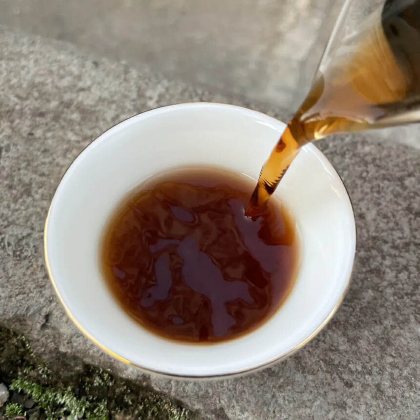 90年代茶字老熟茶沱
入口顺滑舒畅，回甘持久
陈香樟