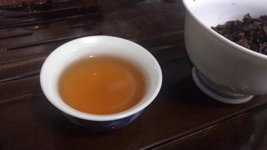 #普洱茶# 80年代末中茶红印8892旧青饼，昆明纯