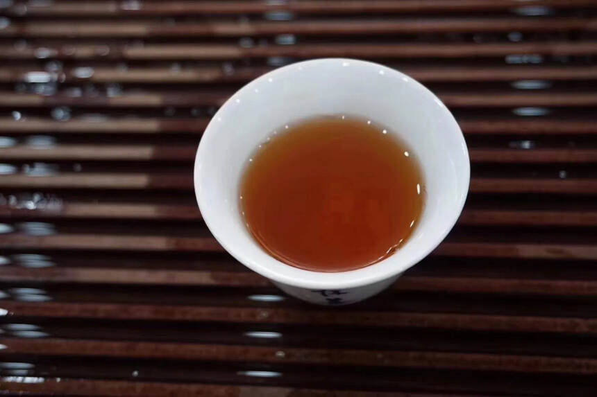 #普洱茶# 99年油光纸青饼 
此茶选勐海著名茶区大