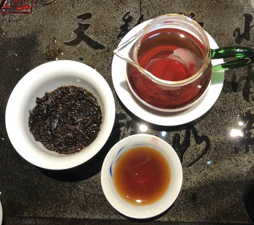 2005年春海茶砖
纯料1000克古树茶砖
市场已经