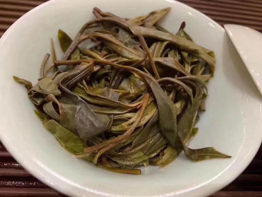 传统的工艺，条索肥壮 。#普洱茶# #普洱# #茶生