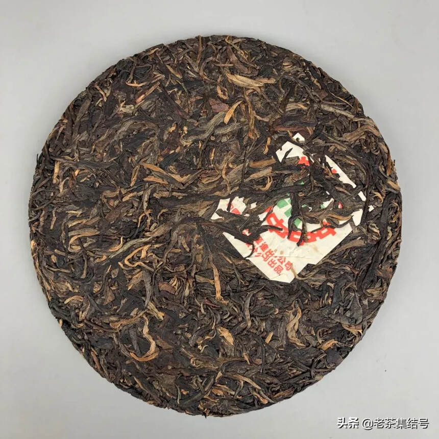 此款茶选用老班章茶区生态茶古树茶原料，内飞背后有“班