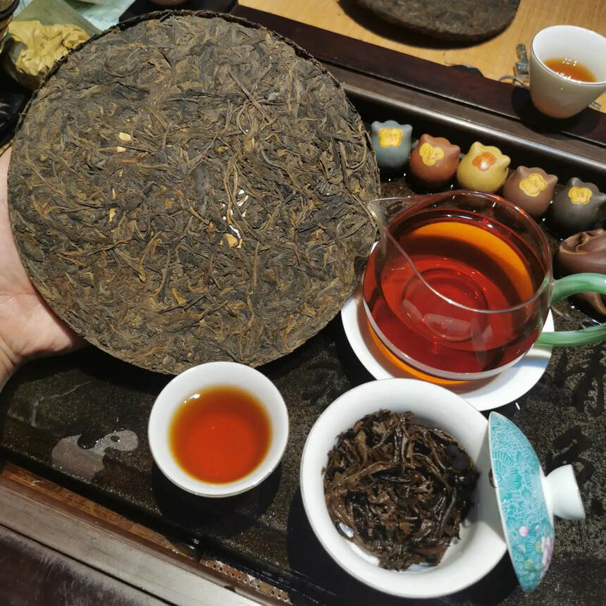 80年代红印无纸铁饼，老生茶。#普洱茶# #茶生活#