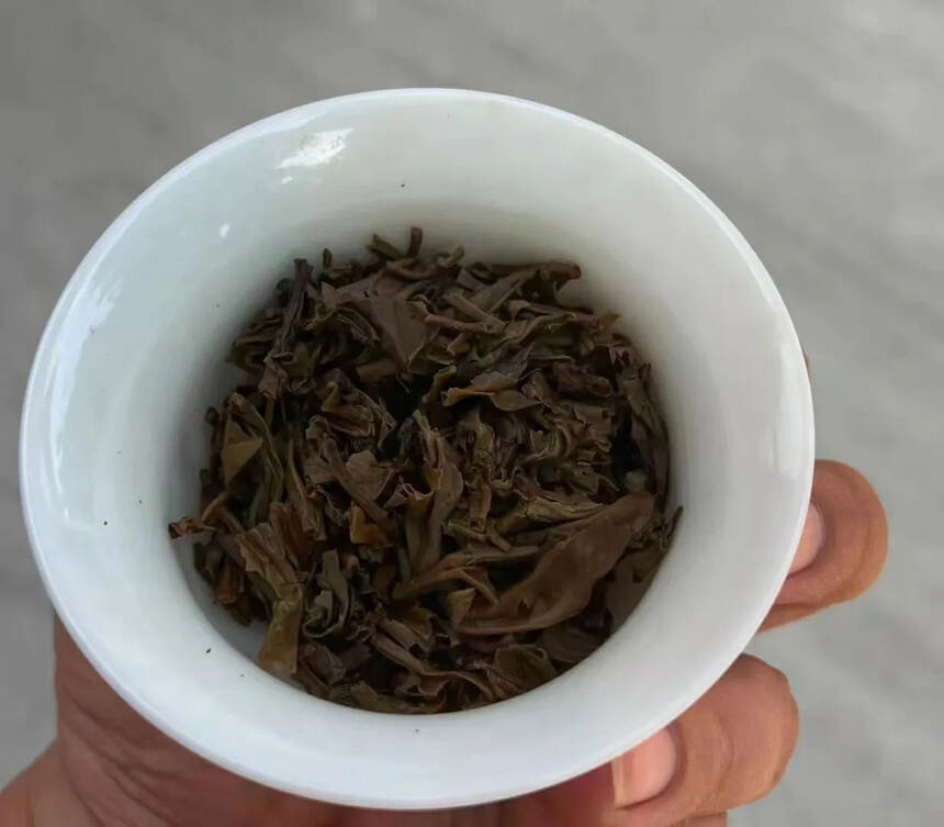 03年头春布朗山古树茶柱500克
规格：500g/根