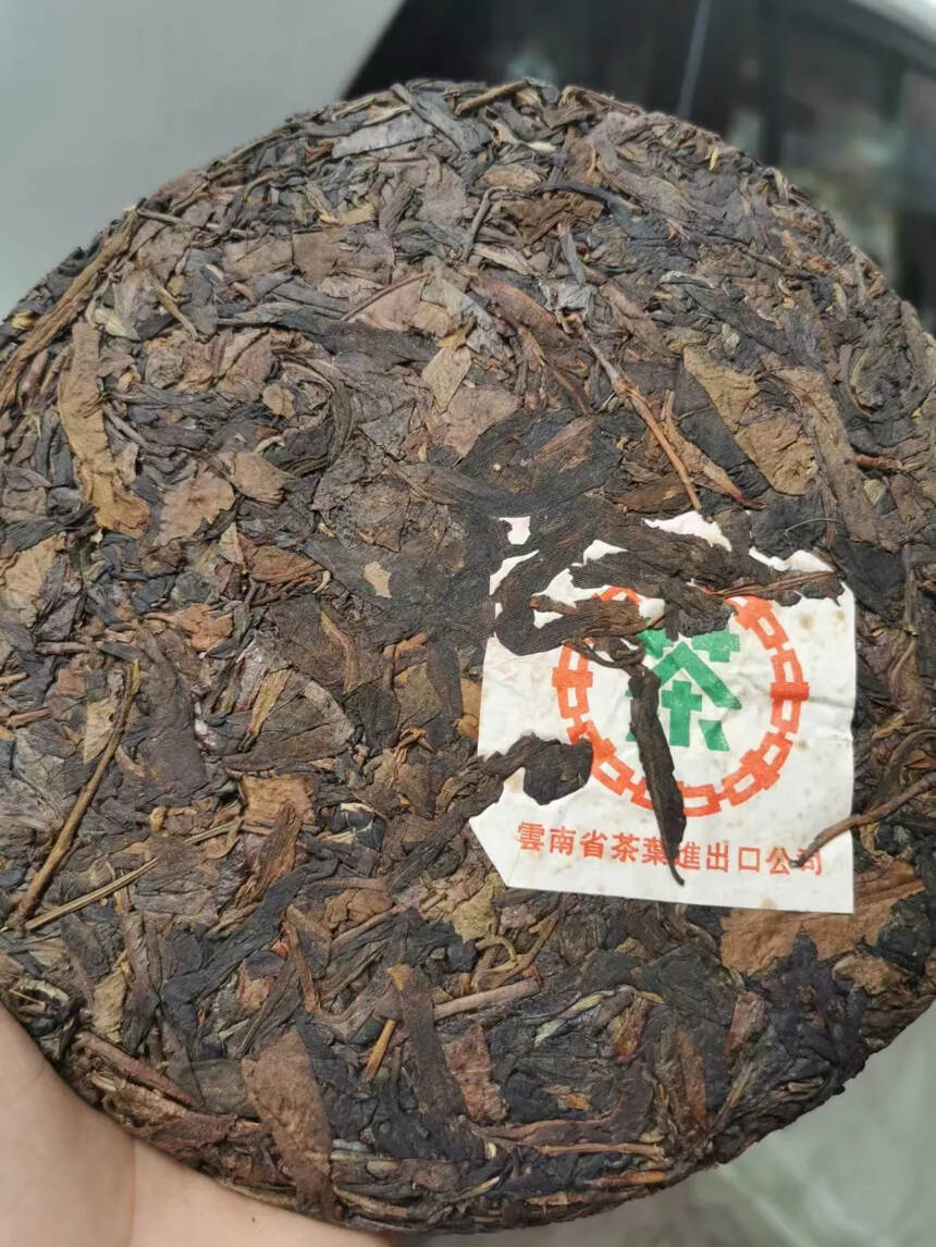 2001年中茶红印乔木饼茶。
选易武古树黄片压制！