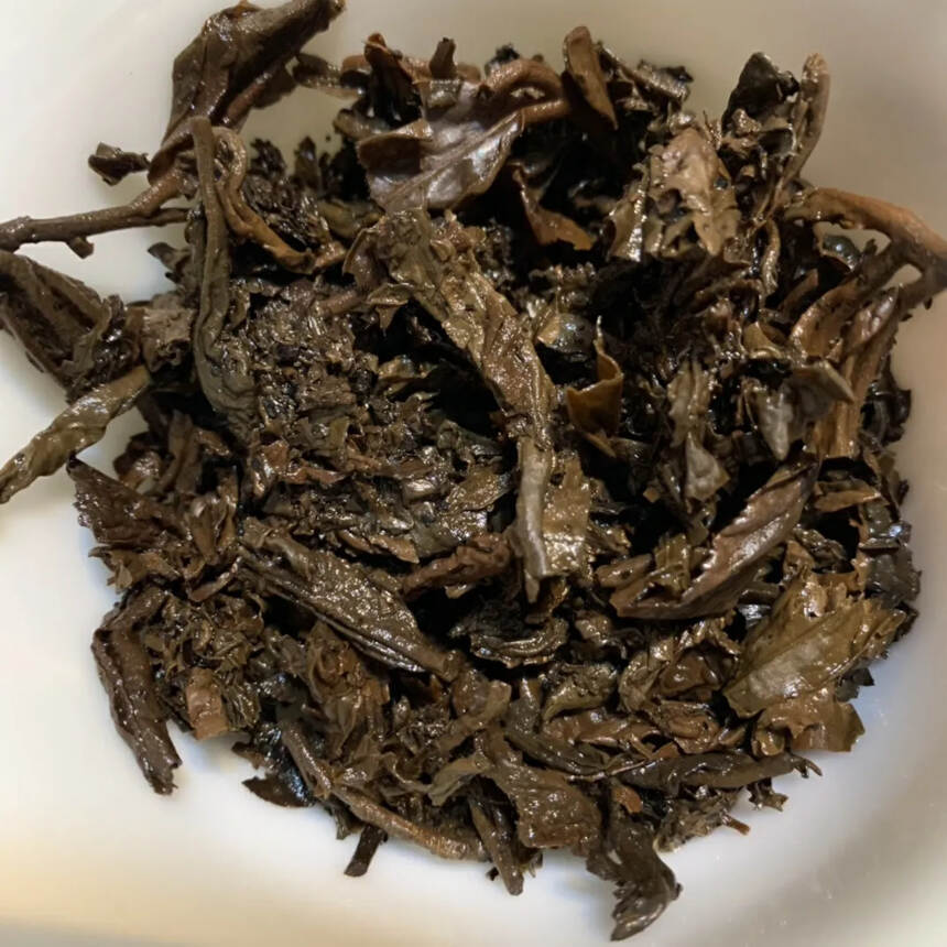 95年薄刀山云南青砖
生茶250克，一包4片！
干香