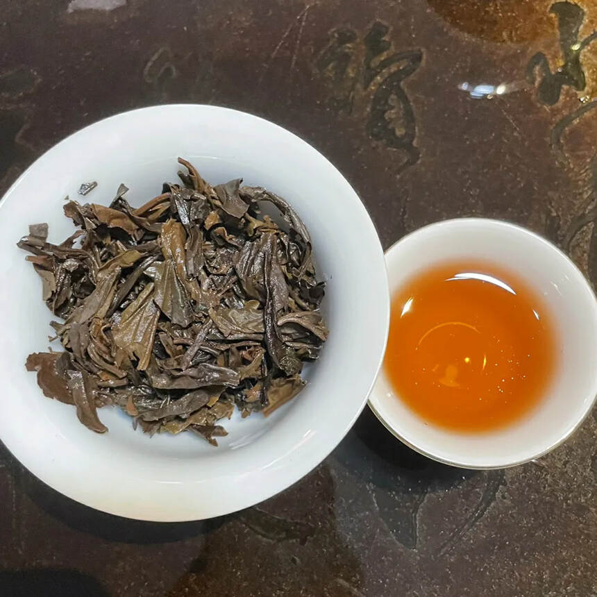 90年代勐海南糯山古树茶柱，老生茶。
口感霸气香甜，
