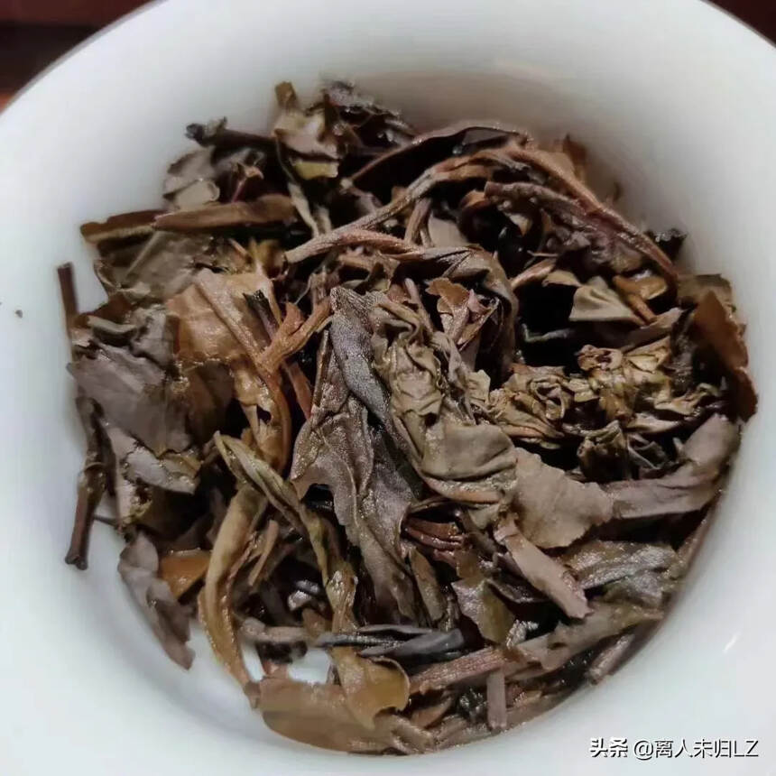 02年薄纸小绿印ㄧ老树茶昆明干仓，茶气强劲，十分罕见