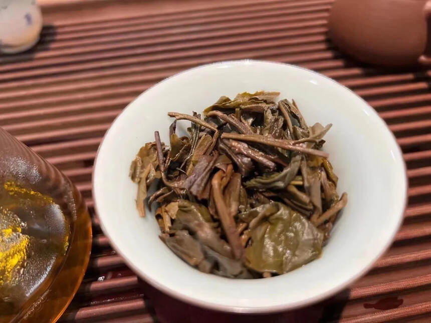 02年小黄印8582生茶
茶芽比例合适汤质表现出活泼