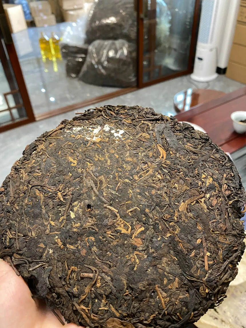 80年代鼎兴茶庄老生茶357克。点赞评论送茶样品尝。