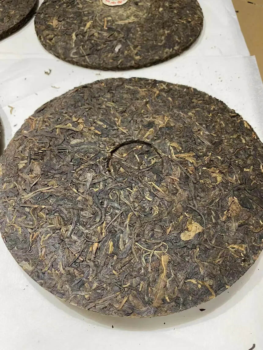 90年代广云贡青饼
纯干仓。茶香十足，口感均衡性强，