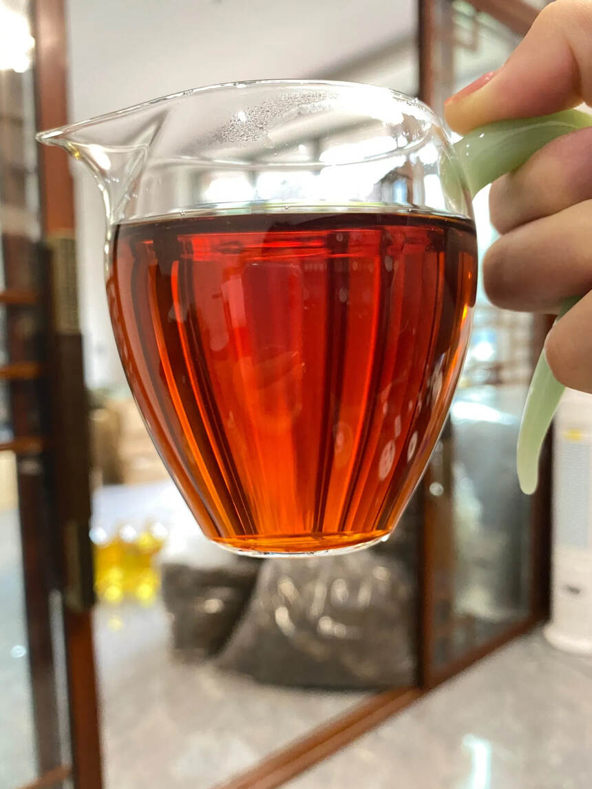 80年代鼎兴茶庄老生茶357克，陈香甘甜，汤浓且醇。