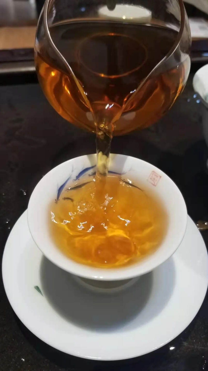 98年中茶绿印青饼，薄棉纸版
茶低有活性，回甘好。