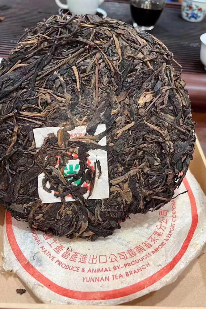 99年中茶绿印橡筋饼生茶。
橡筋茶是业界一种约定俗成