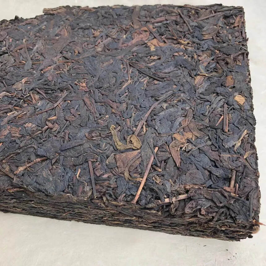 #普洱茶# 九十年代班章大業砖
2000克/砖 带烟