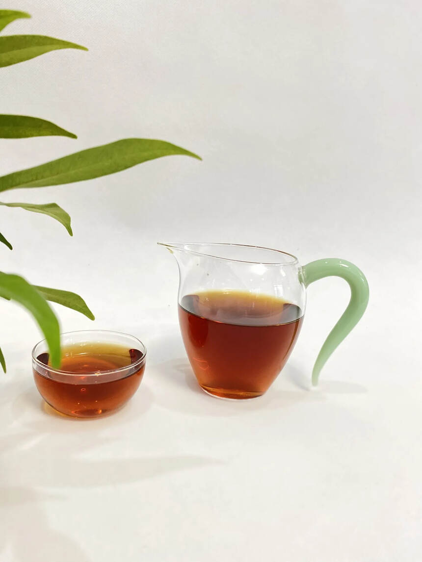 80年代鼎兴茶庄老生茶357克，陈香甘甜，汤浓且醇。