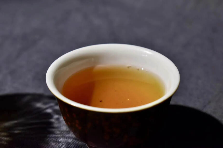 04年布朗大红印中茶生茶。#普洱茶# #茶生活# #