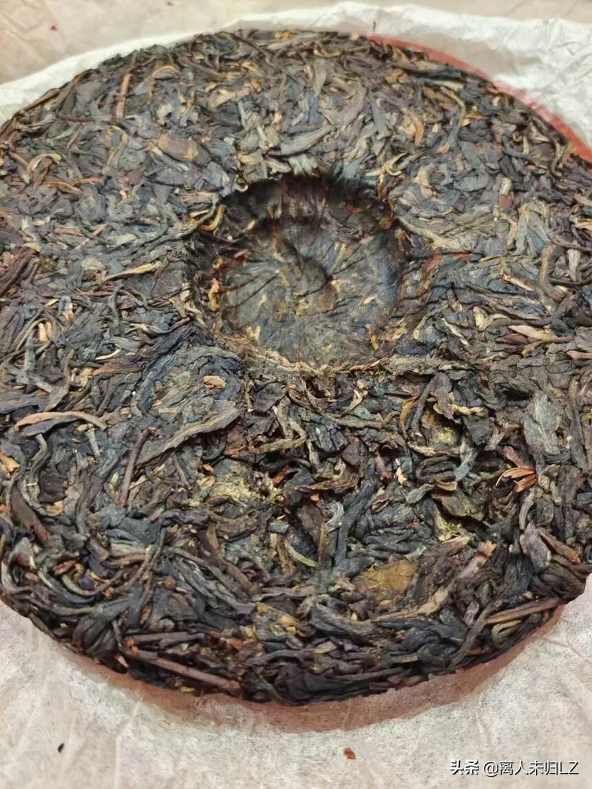 2000年销台六号班章357克，茶饼形圆正大方，干茶