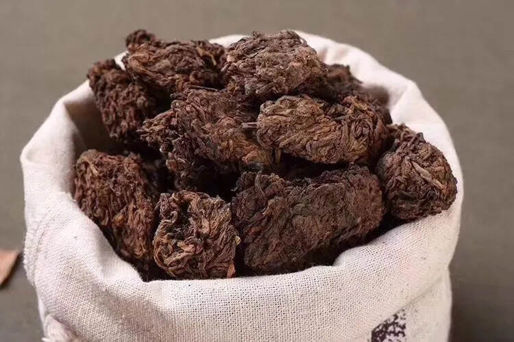 04年班章金芽老茶头，茶头大小均匀，芽头多。#普洱茶