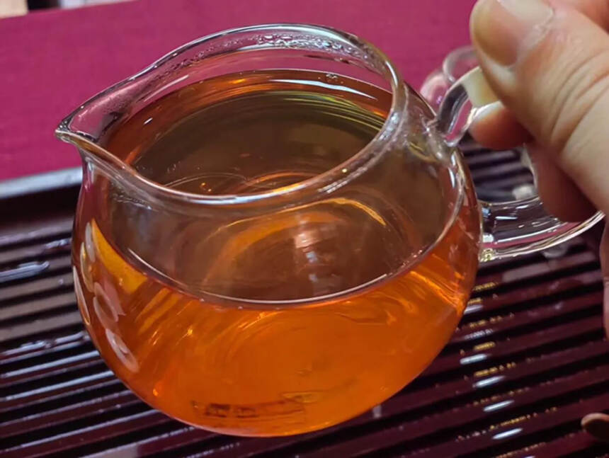 2004年南峤茶厂401批孔雀饼茶
孔雀在普洱茶界有