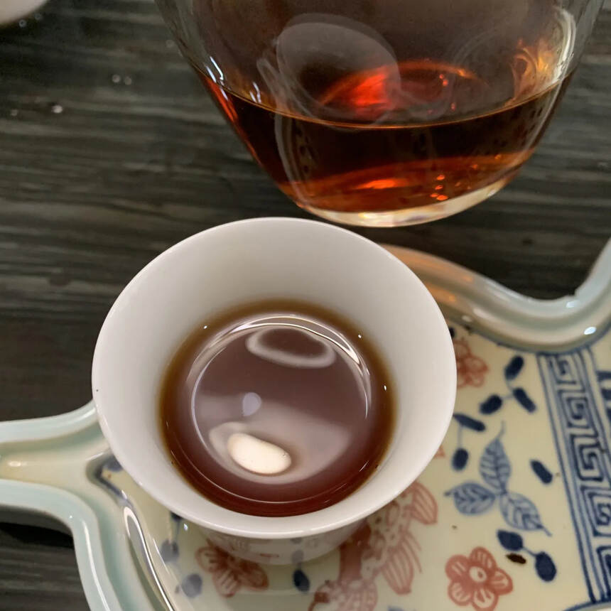 01年勐海茶厂红八中熟茶，勐海料，饼型周正干铁。