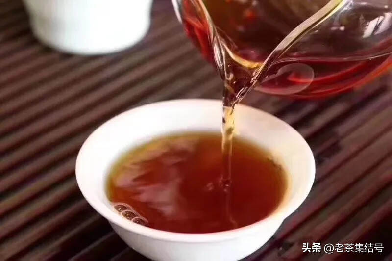 80年代早期中茶青饼，中茶绿印88青7542。昆明摆