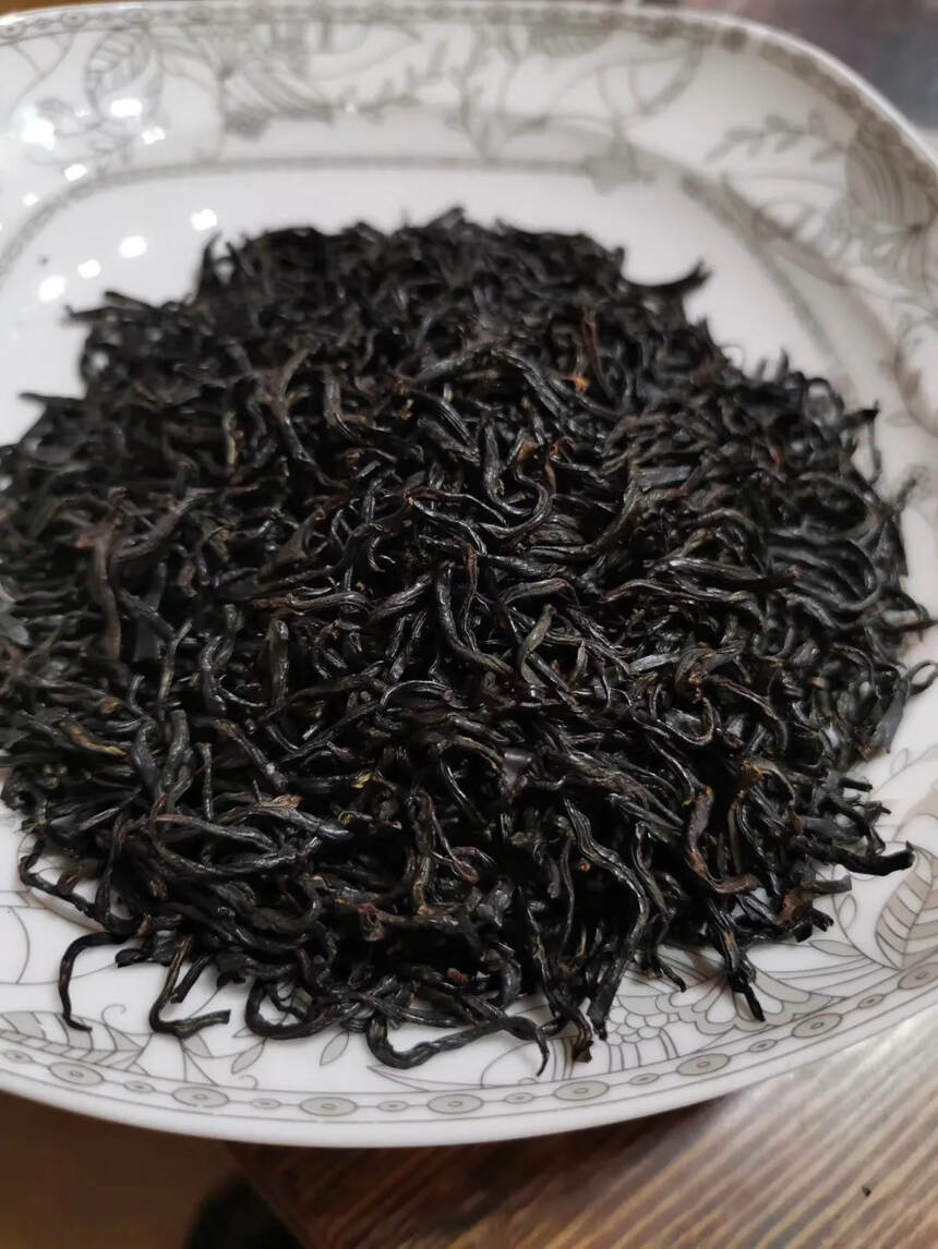 “黑美人”☞野生古树红茶比其它滇红外形上色泽乌润，叶