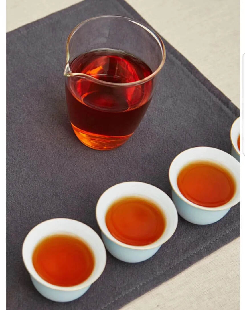 2013年易武古树晒红 压制的357克饼茶 。#普洱