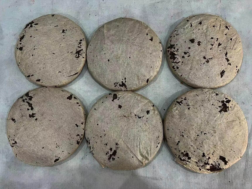 99年易武麻黑销台饼
传统手工制作，早期石磨压制