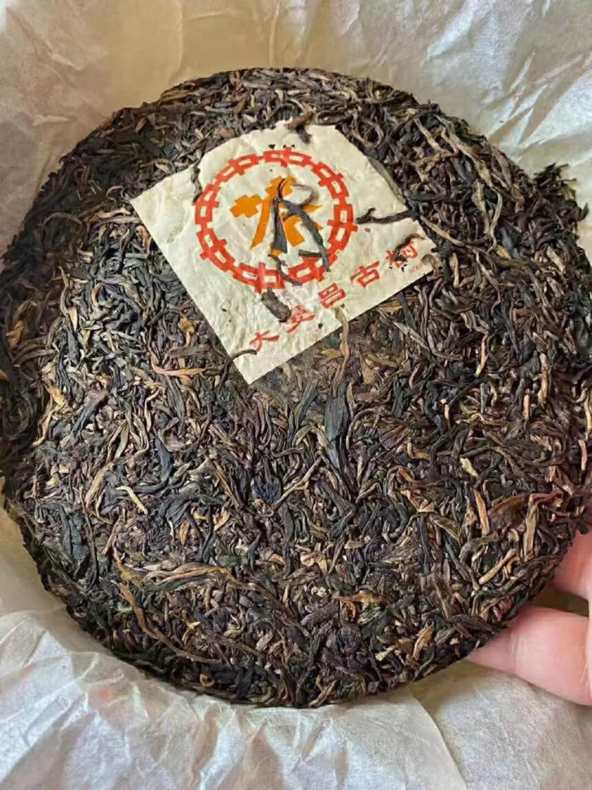 橙印大曼吕古树傣文青饼，应该说无愧世纪之交明星茶的身