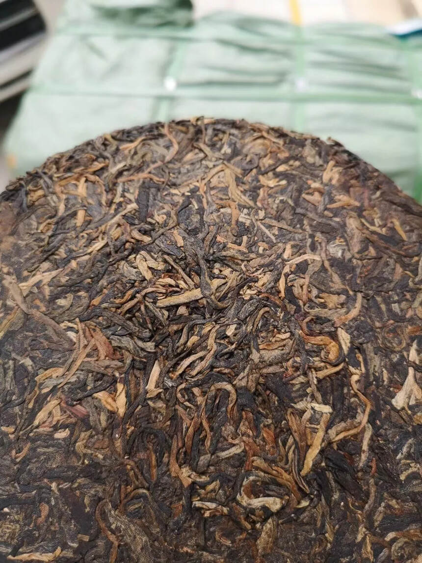 九十年代末同昌黄记圆茶  
采用易武倚邦乔木大树茶，