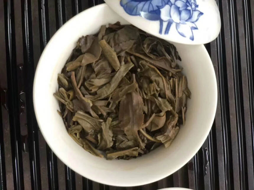 06年，钢印螺旋包法，布朗大树茶，带烟韵，茶底活性好