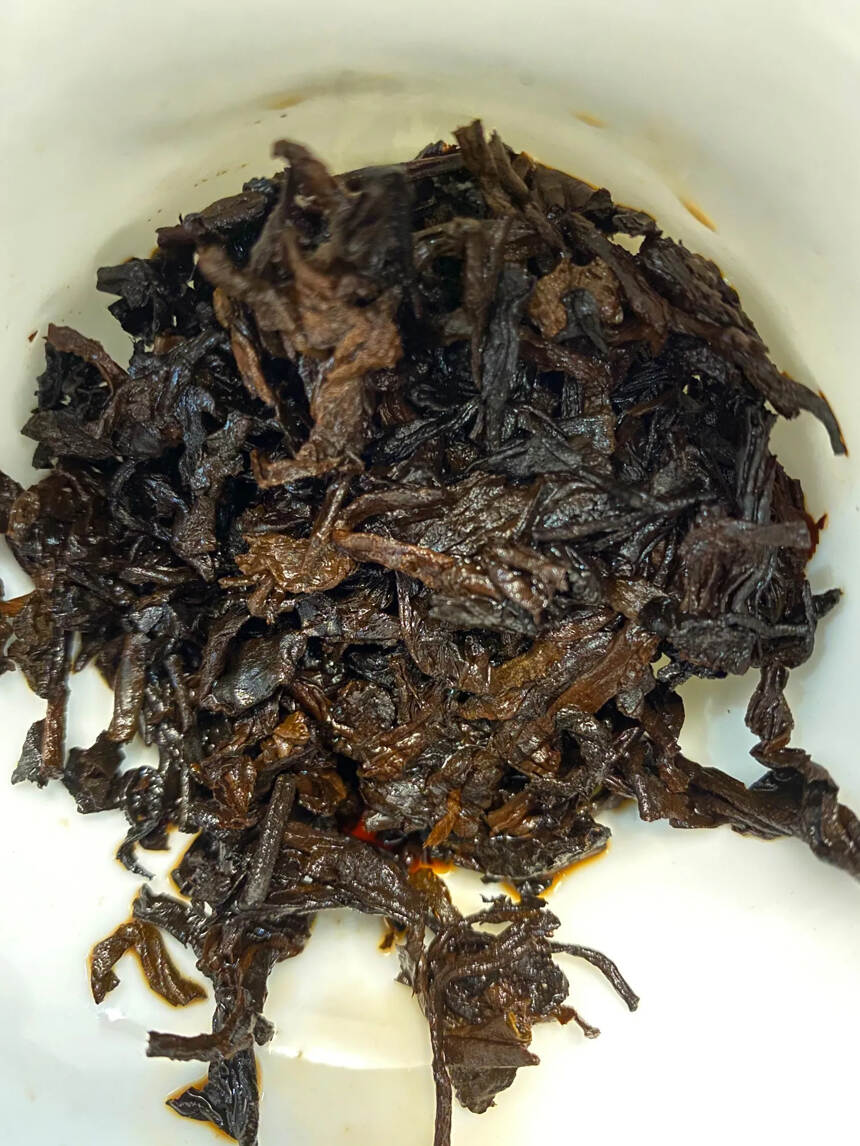 #普洱茶# 2010年班章古树茶饼熟茶，茶气足回甘。