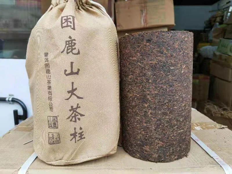 2006年困鹿山古树茶大茶柱生茶
一条5公斤，一件4