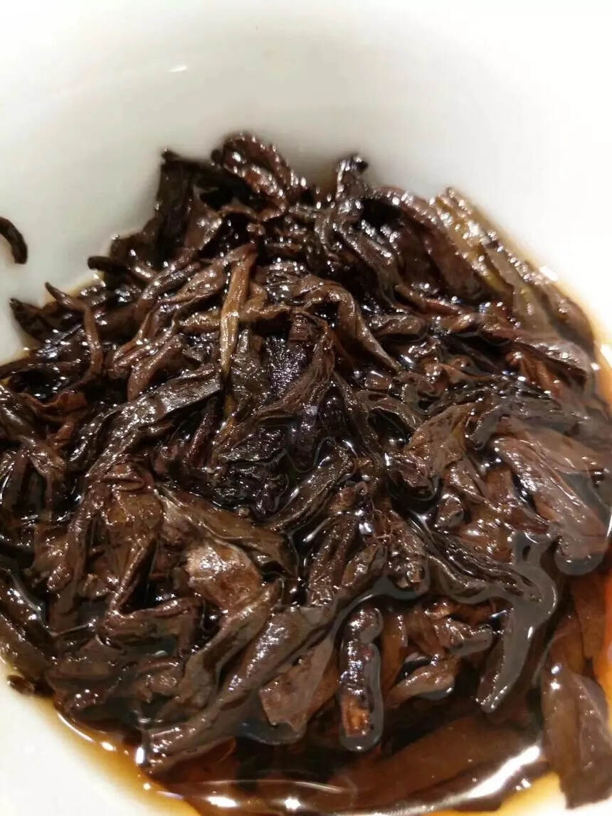2012年布朗山古树纯料手工捏制的一款熟茶龙珠 陈味