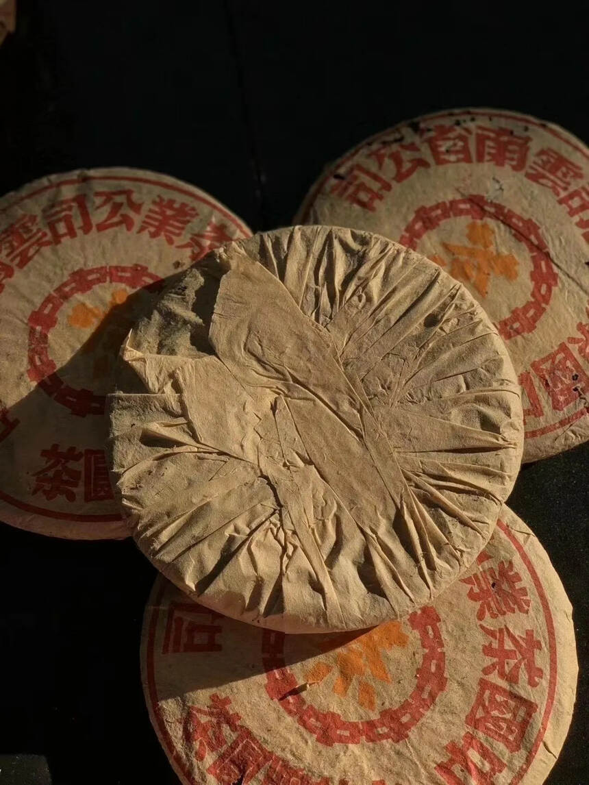 2000年美术字大黄印青饼
干仓古树料，叶底肥厚
茶