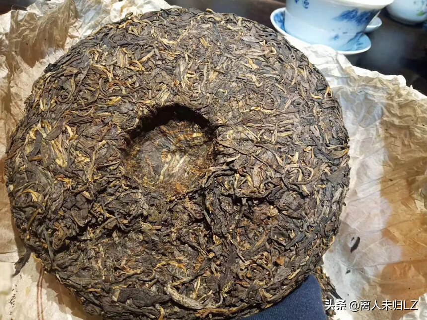 99年易武正山古树圆茶，云南易武外贸工司出品，此茶精