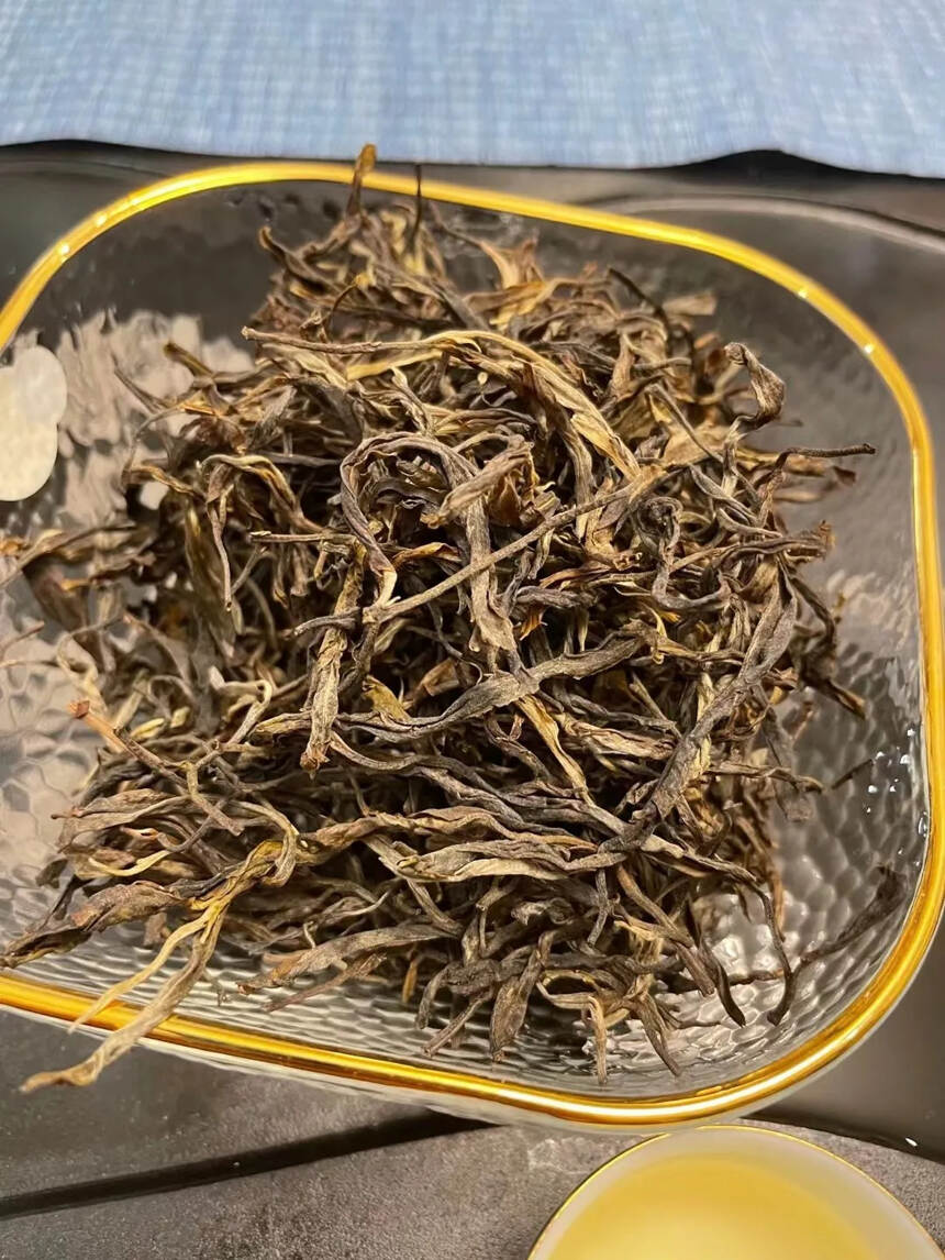 2017年缅甸野人山古树茶，大叶种茶条索粗壮。#普洱