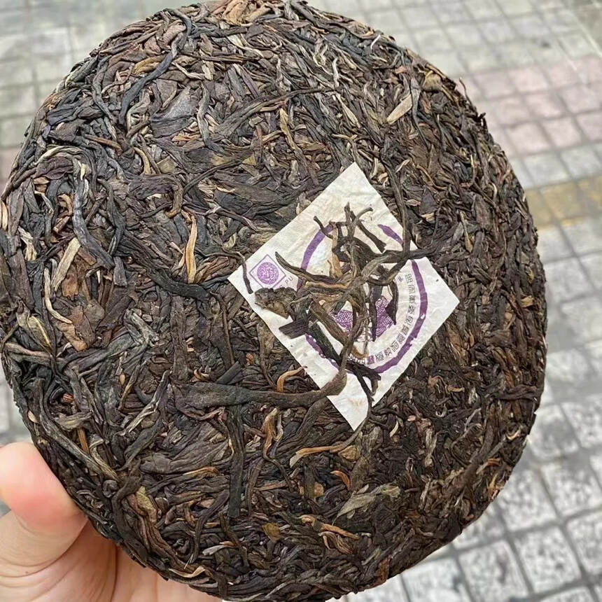 好茶放仓
2006年布朗山乔木茶（降龙）
打开棉纸，