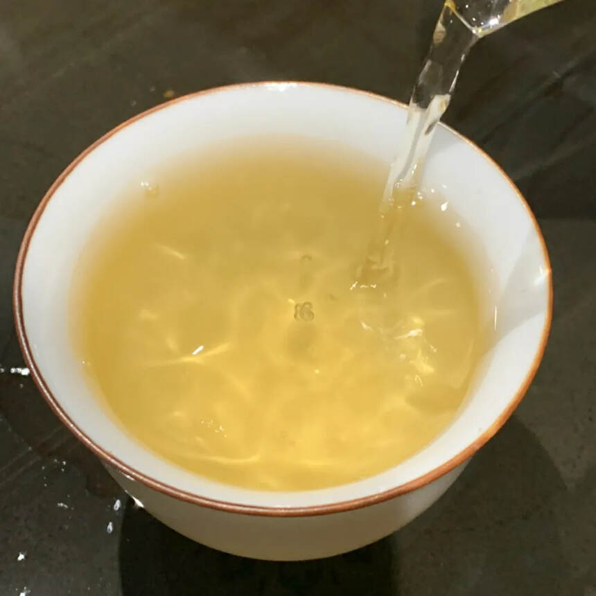 2017年老曼峨·古树黄金叶
茶农私藏
开汤后，香气