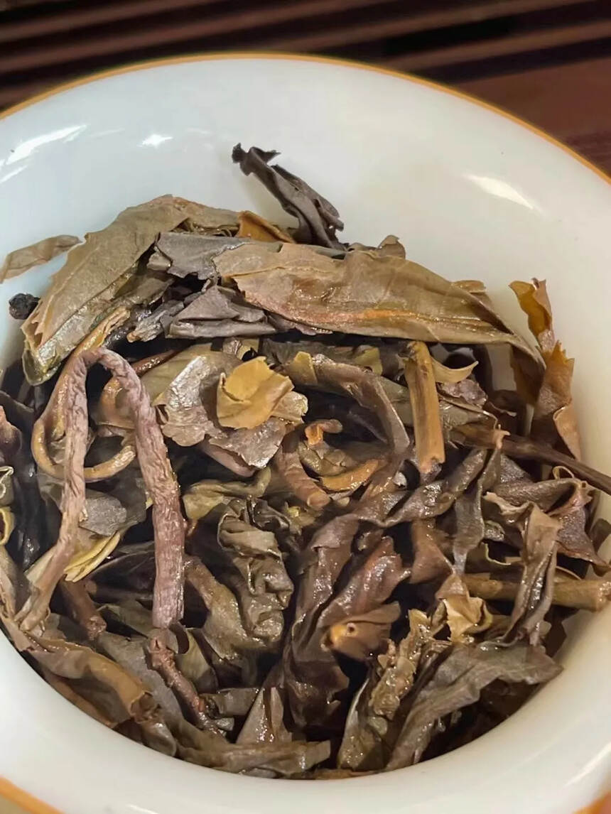 98年宋聘沱茶250克，一条3个，一件32条，干仓存