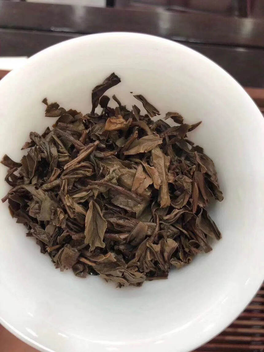 2003年春明茶厂乔木生态茶春尖饼
格纹纸 一口料