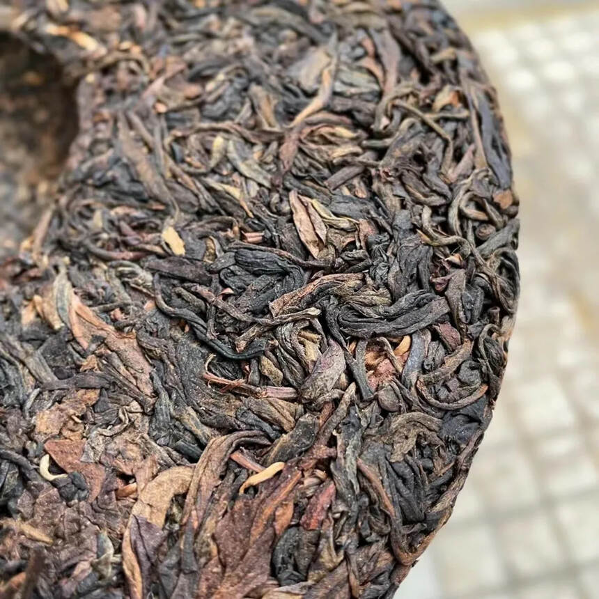 05年春海茶厂老生茶，勐海布朗山大树茶，带点独特的花